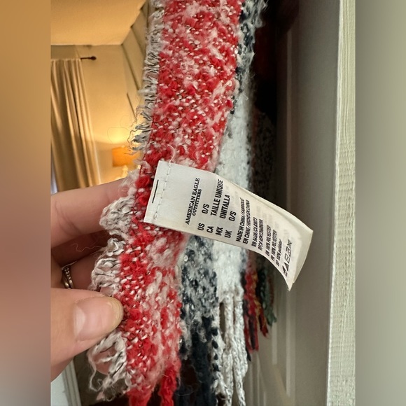 American Eagle Outfitters Textured Blanket Plaid Shawl Scarf with Fringe - Picture 3 of 4